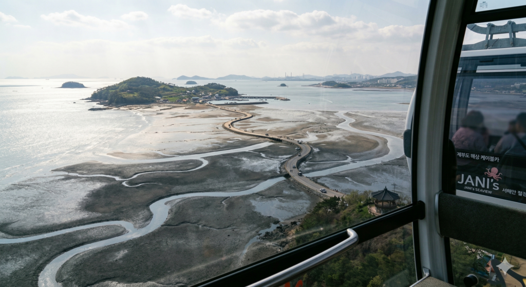 제부도 해상 케이블카 서해랑 안에서 내려다본 서해안 갯벌과 바닷길 드라이브 코스 전경